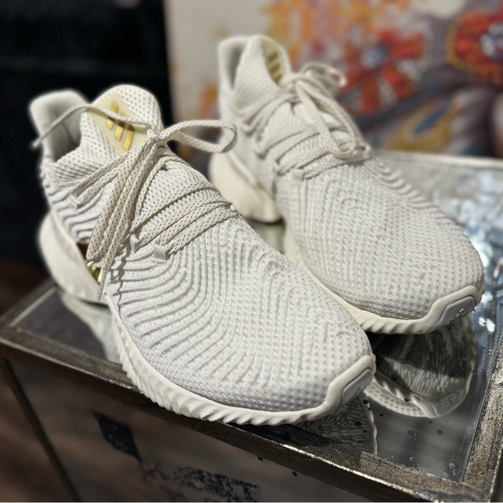 Adidas Alphabounce Instinct M -White Sneakers with Gold accents